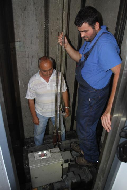 Ремонтират старите асансьори с тел и пирони
