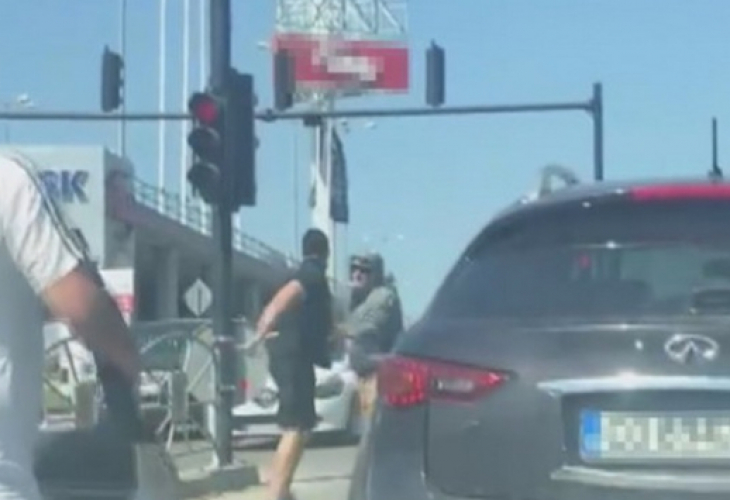 Агресия: Шофьор се нахвърли с юмруци върху мъж пред погледа на жена му и малкото им дете (ВИДЕО)
