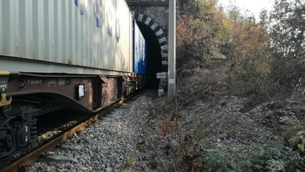 Помощник-машинист на влак скочи в движение и загина