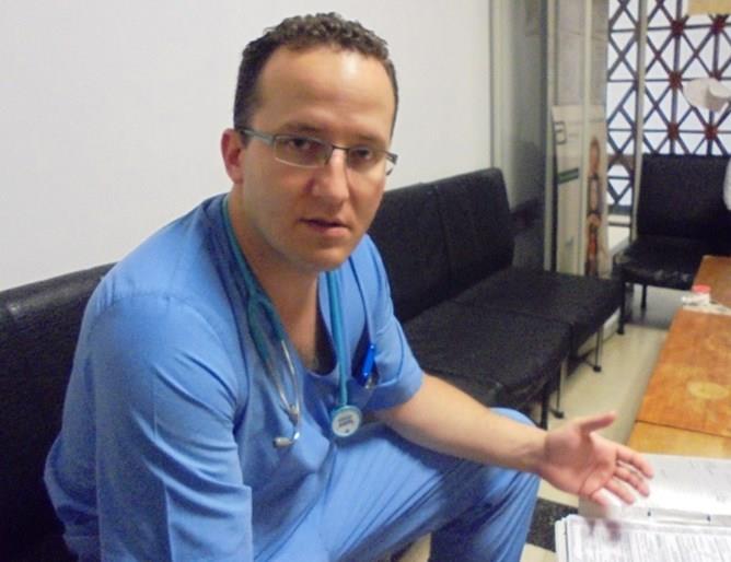 Хирургът д-р Георги Гендов - герой за българските майки: Топлил като свое оперирано бебче в УМБАЛ-Бургас