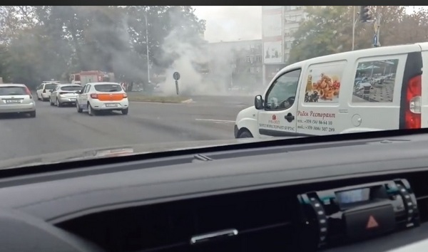 Автомобил пламна в движение пред УМБАЛ - Бургас, димът влошава видимостта в района (СНИМКИ)