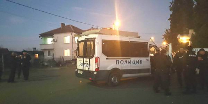 Извънредно! Полицаи заградиха автобус от Русе към София! Мъж с пистолет нападна пътниците