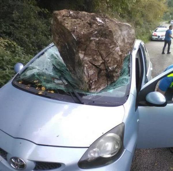 Половин тон скала се заби в автомобил, шофьорът по чудо остана жив