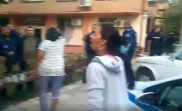 Ужас в ромската махала. Циганки скочиха на ченгетата, заплашват, че ще ги съдят (ВИДЕО)