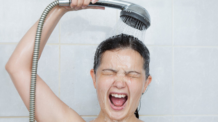 Дерматолог: Взимайте душ не повече от 2-3 пъти седмично