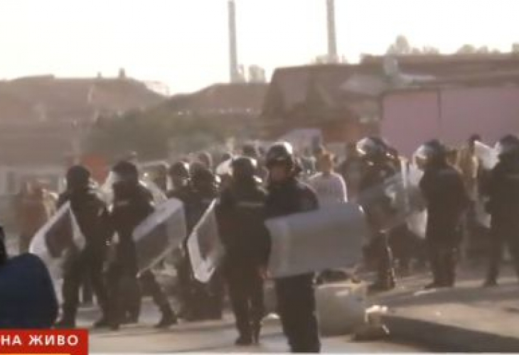 Тежко въоръжени жандармеристи нахлуха в "Шекер махала" (СНИМКИ)