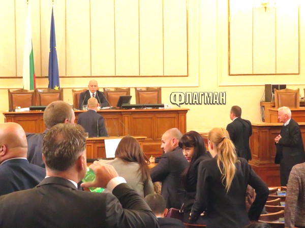 Скандален край в парламента: Депутатите гласуват на ръба на закона, БСП може пак да искат оставката на Емил Христов