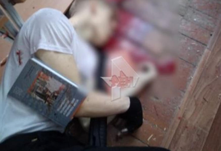 Зловещи кадри от библиотеката на колежа в Керч! Ето го терориста, лежащ на земята в локва кръв
