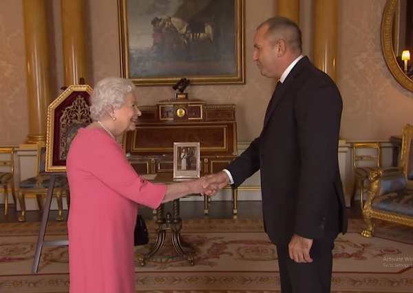 Първата дама и президентът на България пред Елизабет II: Your Majesty! (СНИМКИ/ВИДЕО)