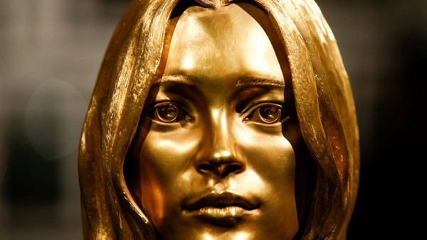 Продадоха „златната глава” на Кейт Мос за над 400 хиляди долара