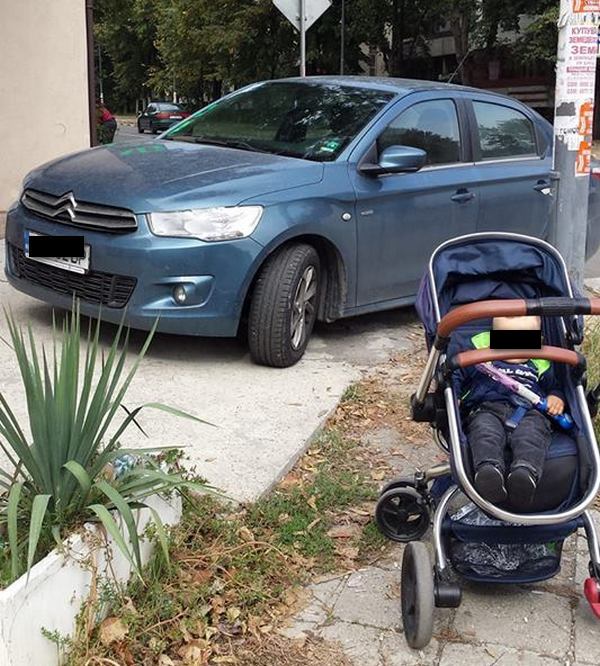 Вижте как паркират в ж.к. "Изгрев" в Бургас, изригна майка в мрежата