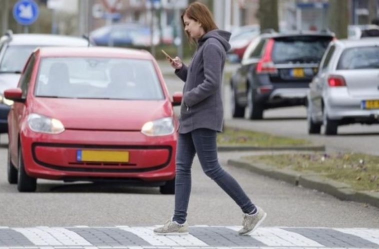 Да има ли глоба за пешеходците за говорене по телефон при пресичане?