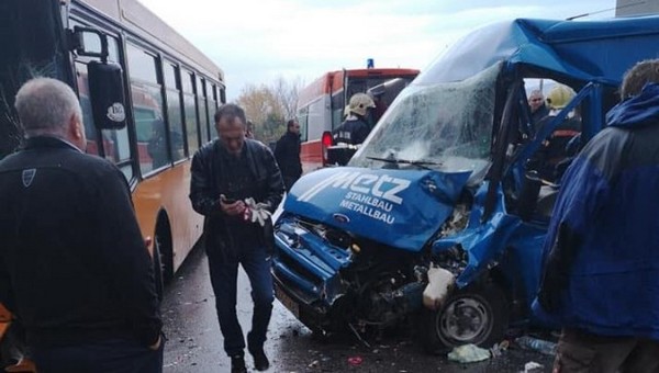 Тежка катастрофа с автобус на градския транспорт, трима ранени