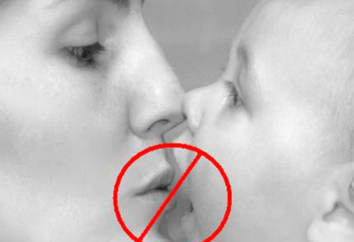 Мрежата настръхна! Неморално ли е майката да целува малкия си син по устата?