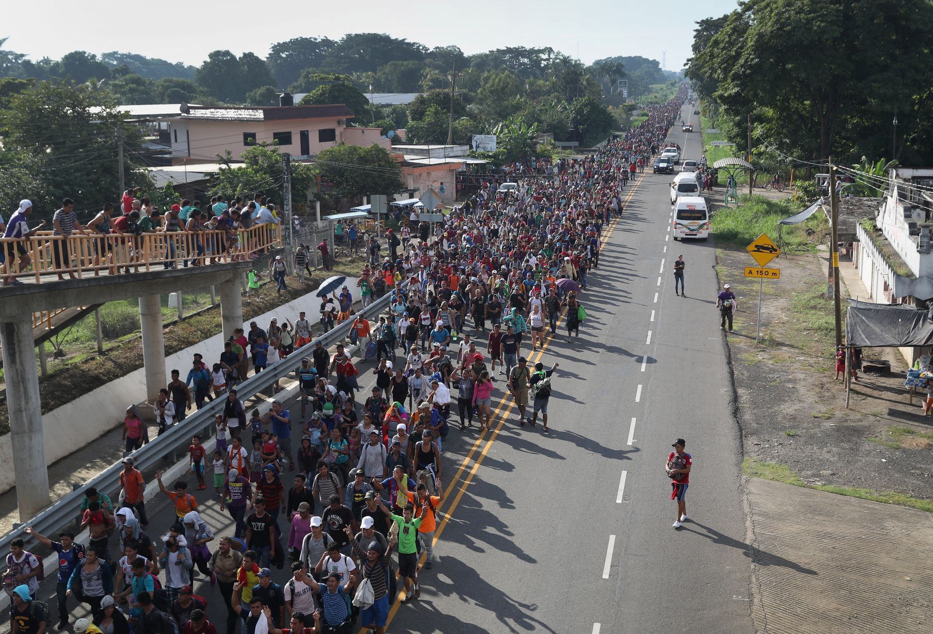 Невиждано! Армия от 7500 имигранти атакува САЩ при границата с Мексико