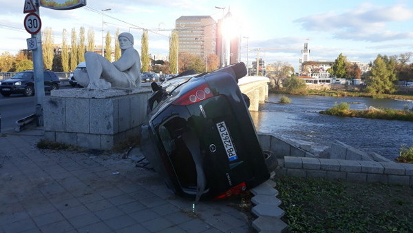 Автомобил се обърна по таван до статуя