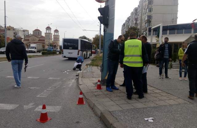 Оперираха майката, блъсната от автобус с бебето си на пешеходна пътека