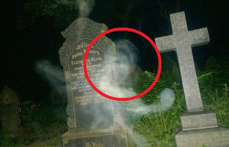 Пенсионер снима призраци на гробище