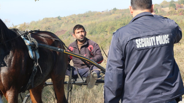 Двама задържани и един се издирва след сблъсъците между роми и полицаи в Мъглиж