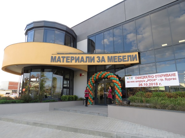 Огромен шоурум за мебелни материали отвори врати в Бургас