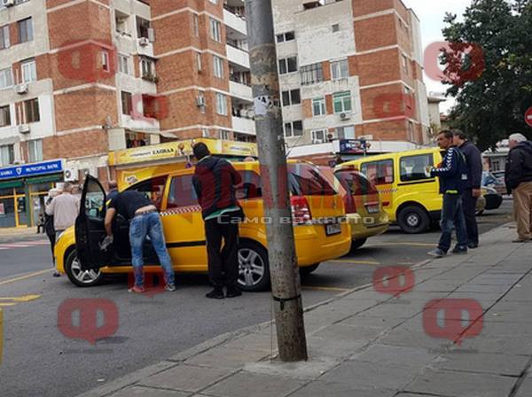 Извънредно! Смърт в центъра на Поморие – мъж лежи по лице на пиацата (СНИМКИ)