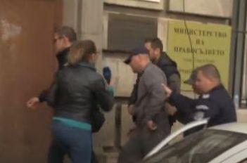 Повдигат обвинения на някои от задържаните при спецакцията в Агенцията за българите в чужбина?