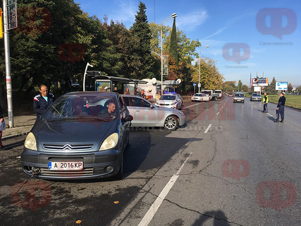 Айтоско БМВ помете кола на Гранична, ранен е полицай, по чудо оцеляха десетки на автобусна спирка (СНИМКИ)