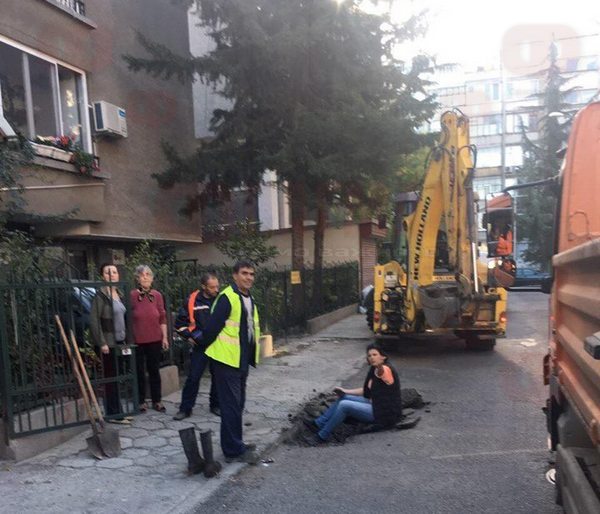 Жена  спря багер на ВиК с тялото си заради местенето на общия им водомер извън сградата (СНИМКИ)