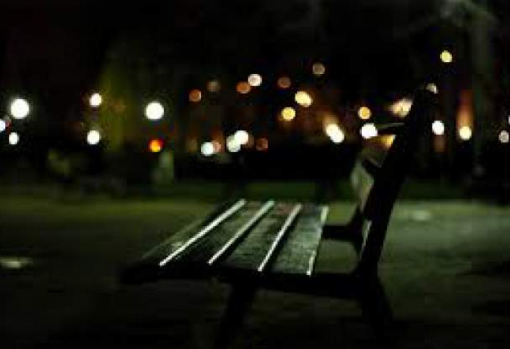Млади влюбени се разходиха в Пловдив вечерта, но изтръпнаха от ужас като видяха какво има на една пейка
