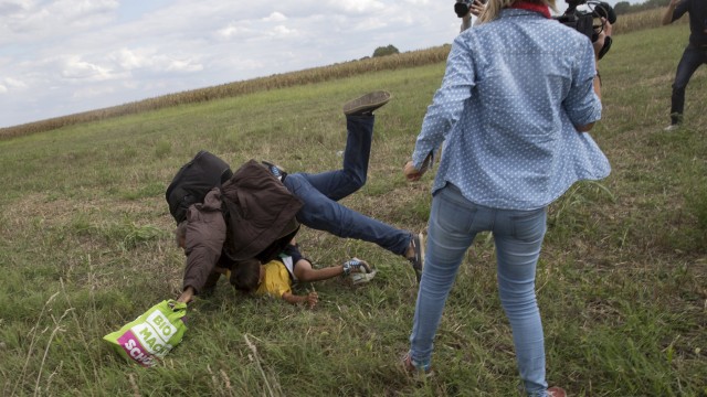 Оправдаха журналистката, ритала и спъвала мигранти в Унгария