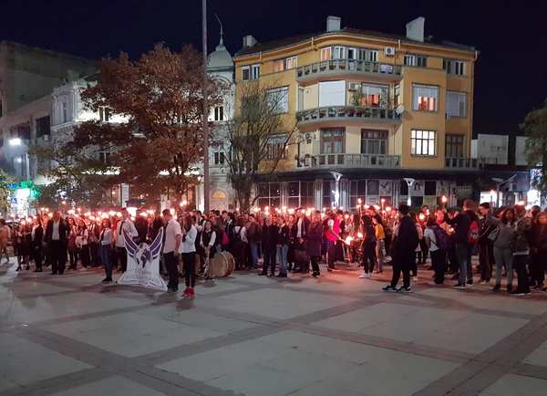 Хиляди ученици с факли преминаха по центъра на Бургас, вижте защо (СНИМКИ)