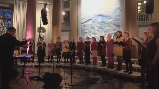 Шведски хор пее български народни песни