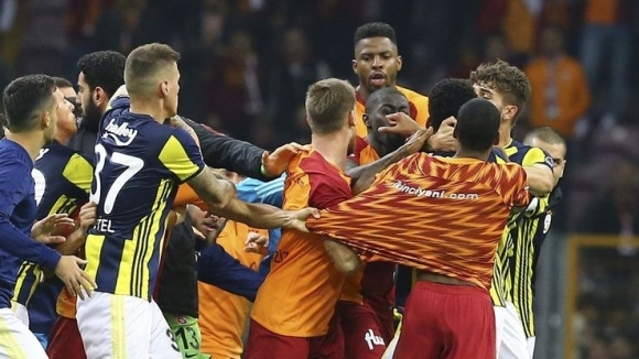 Екшън, масов бой и три червени картона след дербито на Турция