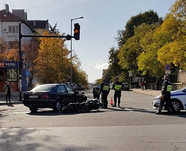 Извънредно! Тежка катастрофа след шествието в Бургас, Мерцедес помете мотор (СНИМКА)