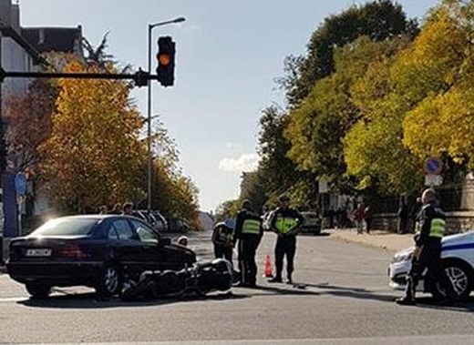 Рокерът, пребил се в катастрофата до Трета поликлиника, е с два счупени крака, загубил контрол и се забил в Мерцедеса