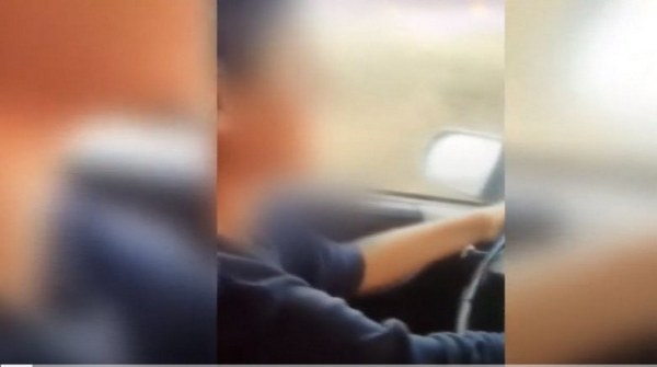 Глобяват майката, заснела как 13-годишният ѝ син шофира