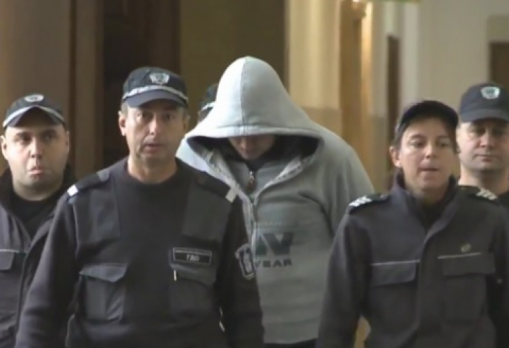 Извънредно: Доведоха двойният убиец Викторио Александров с пранги в съда (ВИДЕО)