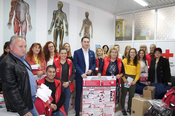 Благотворителна кампания дари оборудване по първа долекарска помощ на 6 училища от област Бургас