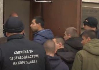 Съдът решава дали да остави в ареста задържаните след акцията в ДАБЧ