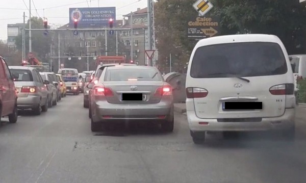 Нов трик в градското шофиране: Ляв завой през десния тротоар