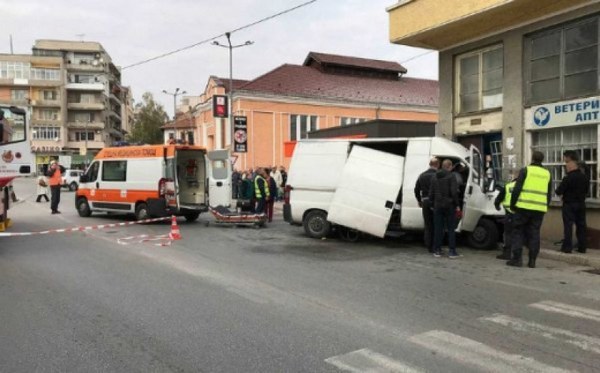 Мобилна бензиностанция се заби в сграда, по чудо няма пострадали (СНИМКИ)