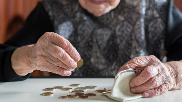 Пенсията дойде: Два случая на грабеж над пенсионери