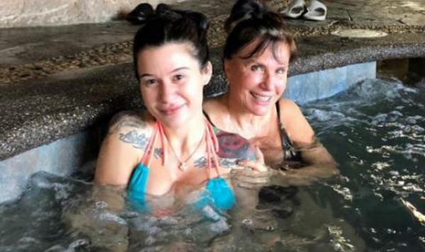Кичка и щерка ѝ провокираха с разголени СНИМКИ от Мексико