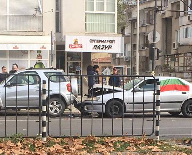 Кола се натресе в джип на бул."Демокрация" на път за протеста срещу скъпите горива