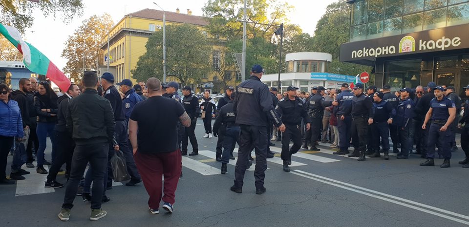 Извънредно! Протестиращите блокираха бул."Христо Ботев"