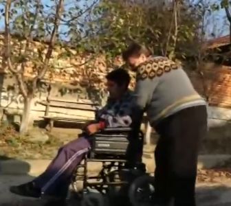 Лош път пречи на жена в инвалидна количка да излиза от дома си
