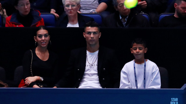 Тенис топка удари жената на Роналдо, а феновете му изригнаха: Придържай се към футбола! (ВИДЕО)
