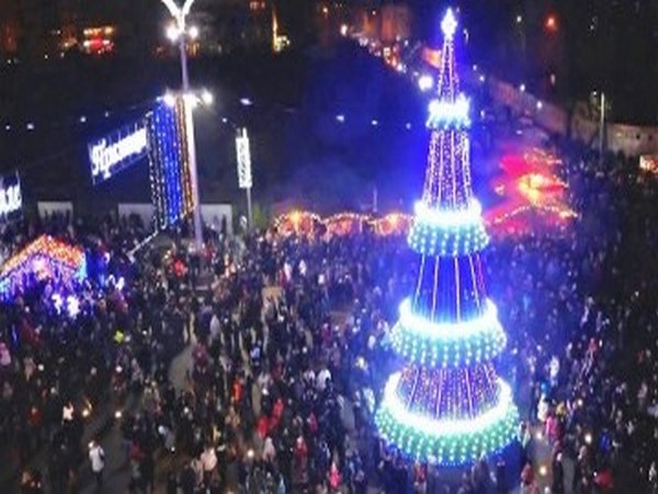 Коледна треска! Бургас пореща празника с три елхи и "звездно небе"