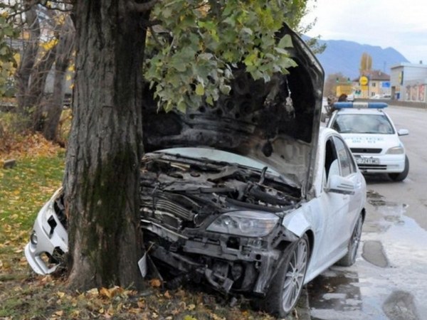 Шофьор се опита да избяга от полицаи, но не успя… заби се в дърво