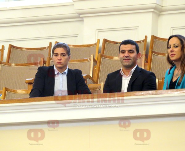 Световната шампионка Тайбе изгледа парламента от високо, изправи депутатите на крака